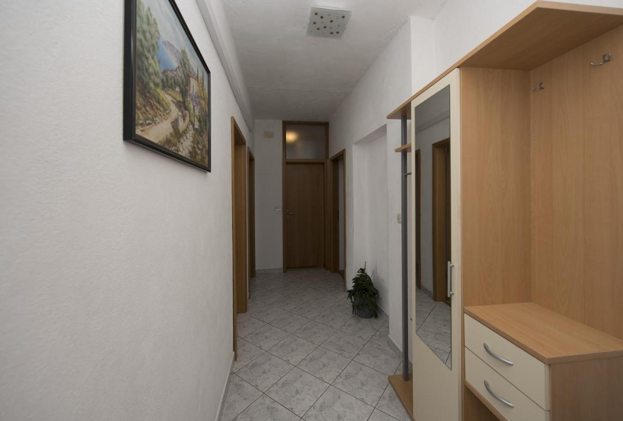 Apartments with a parking space Brela, Makarska - 16603 Exteriör bild