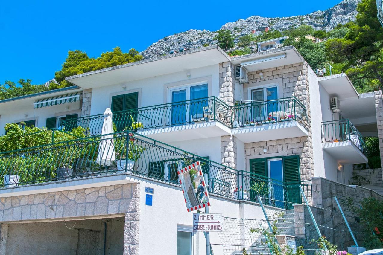 Apartments with a parking space Brela, Makarska - 16603 Exteriör bild