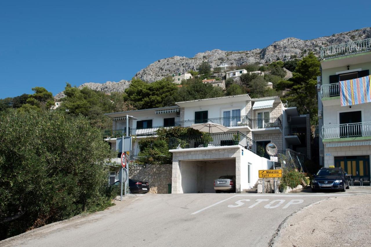 Apartments with a parking space Brela, Makarska - 16603 Exteriör bild