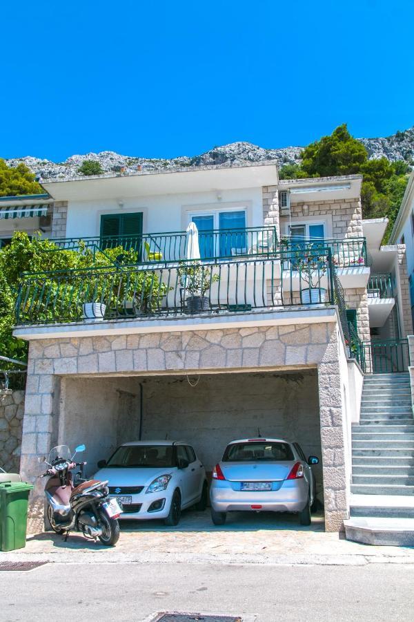 Apartments with a parking space Brela, Makarska - 16603 Exteriör bild