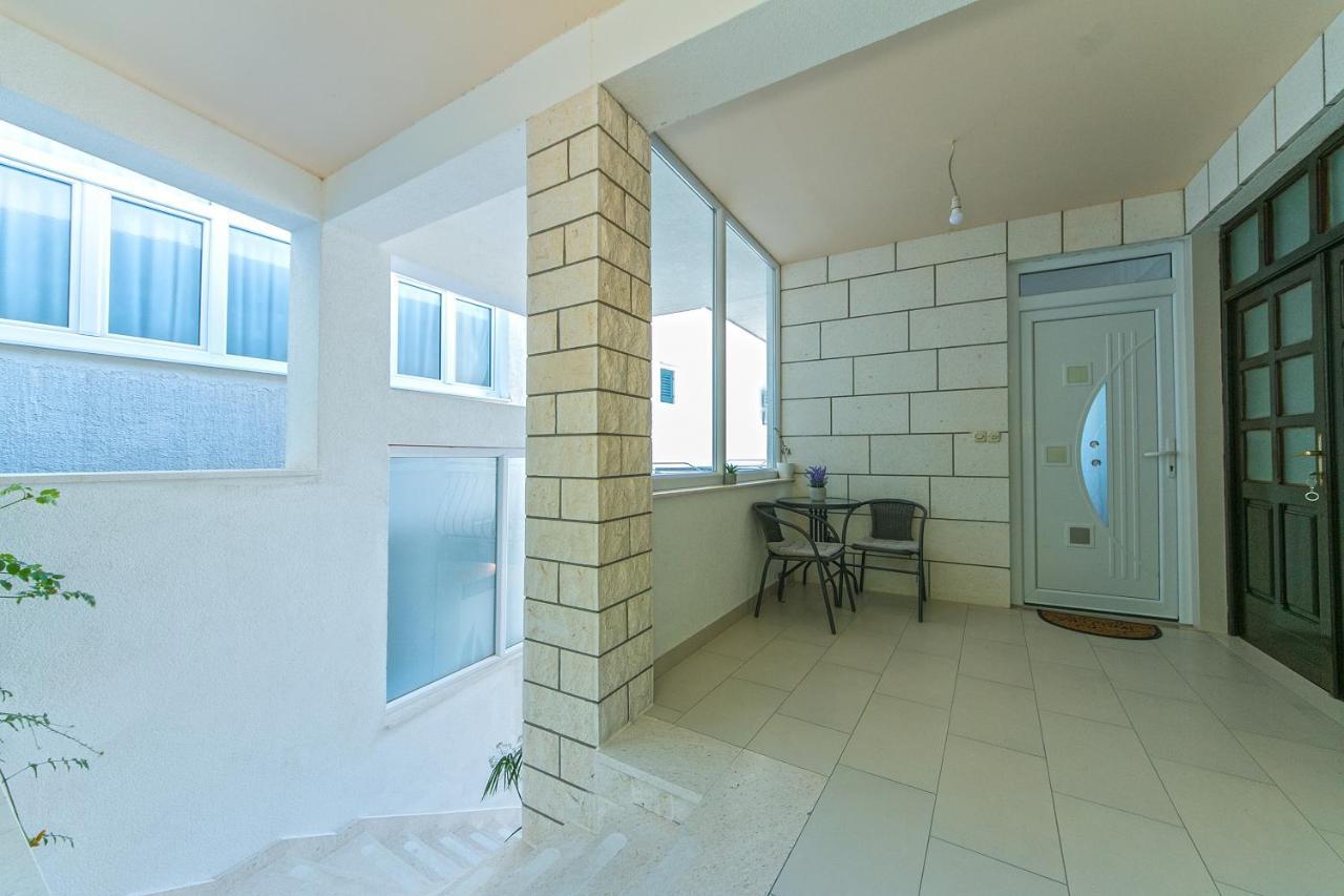 Apartments with a parking space Brela, Makarska - 16603 Exteriör bild