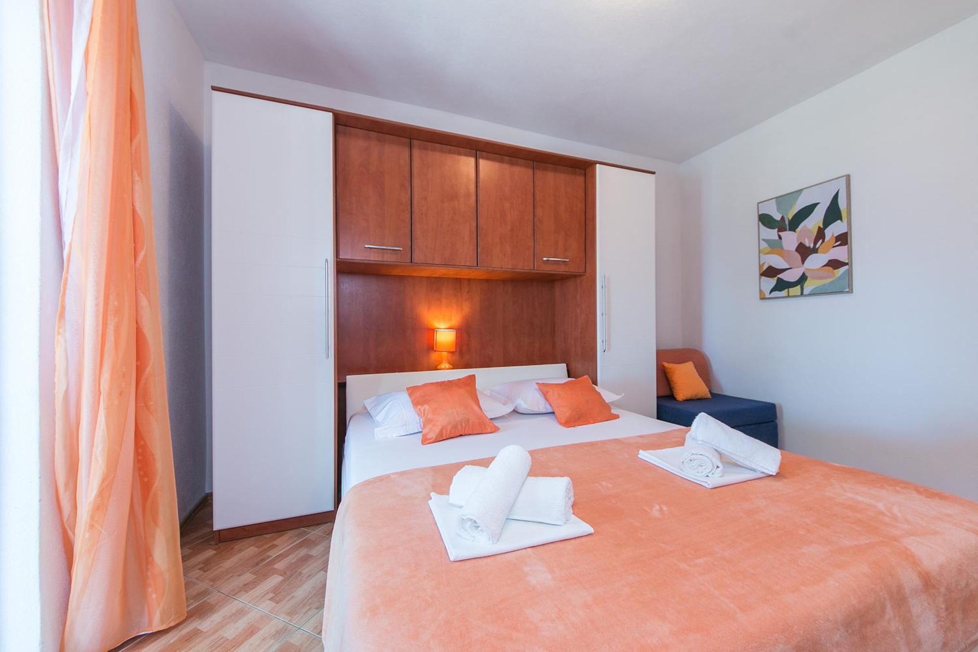 Apartments with a parking space Brela, Makarska - 16603 Rum bild