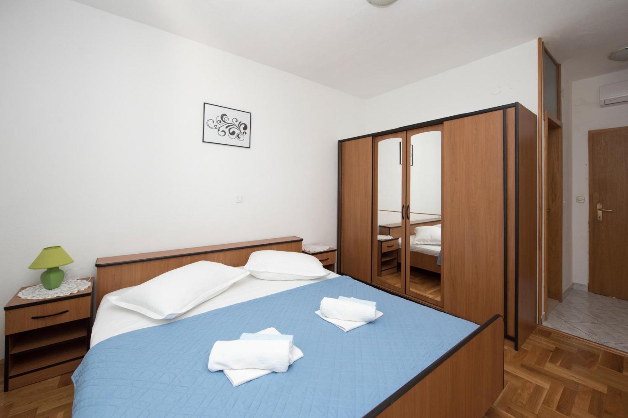 Apartments with a parking space Brela, Makarska - 16603 Rum bild