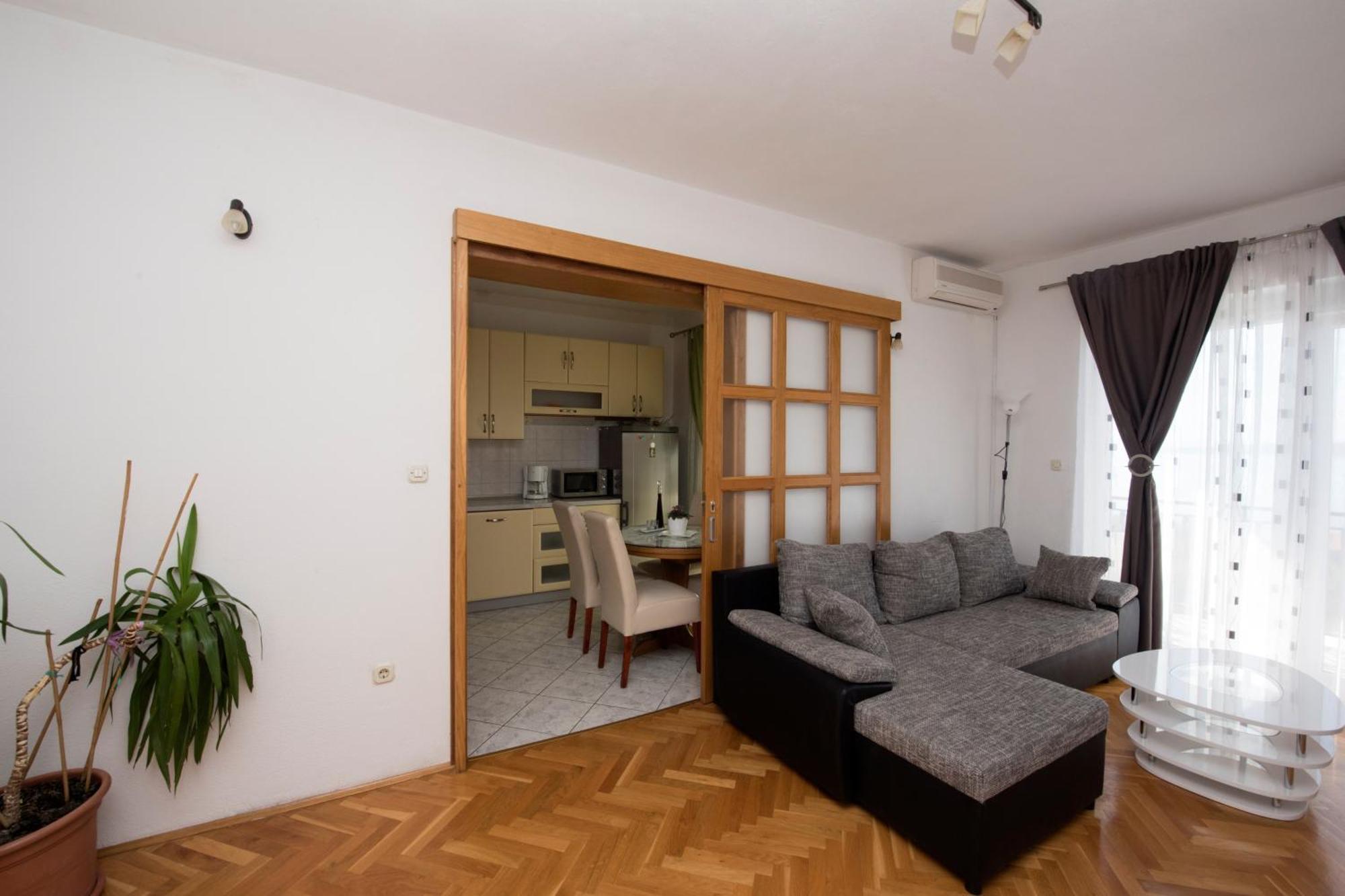 Apartments with a parking space Brela, Makarska - 16603 Rum bild