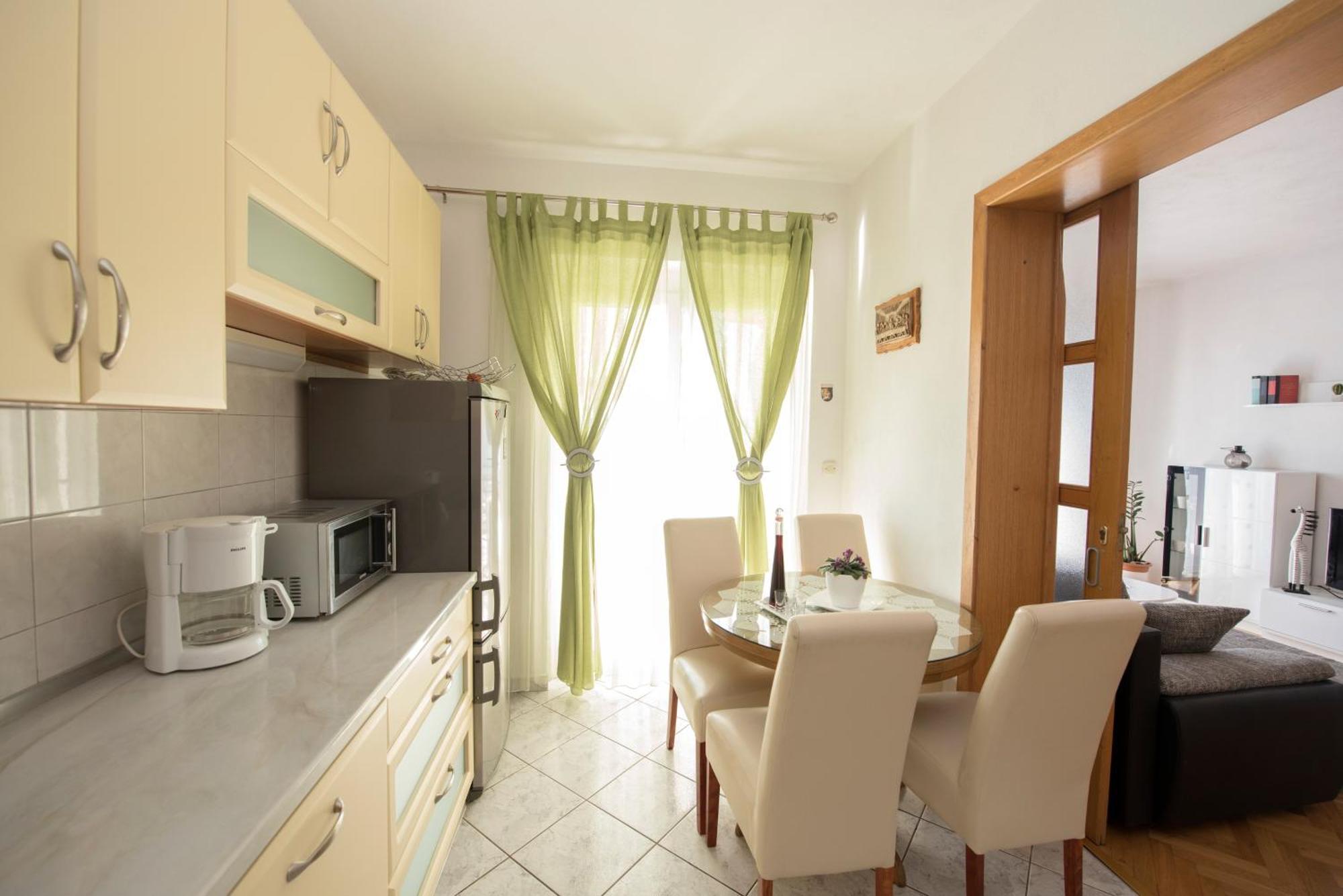 Apartments with a parking space Brela, Makarska - 16603 Rum bild