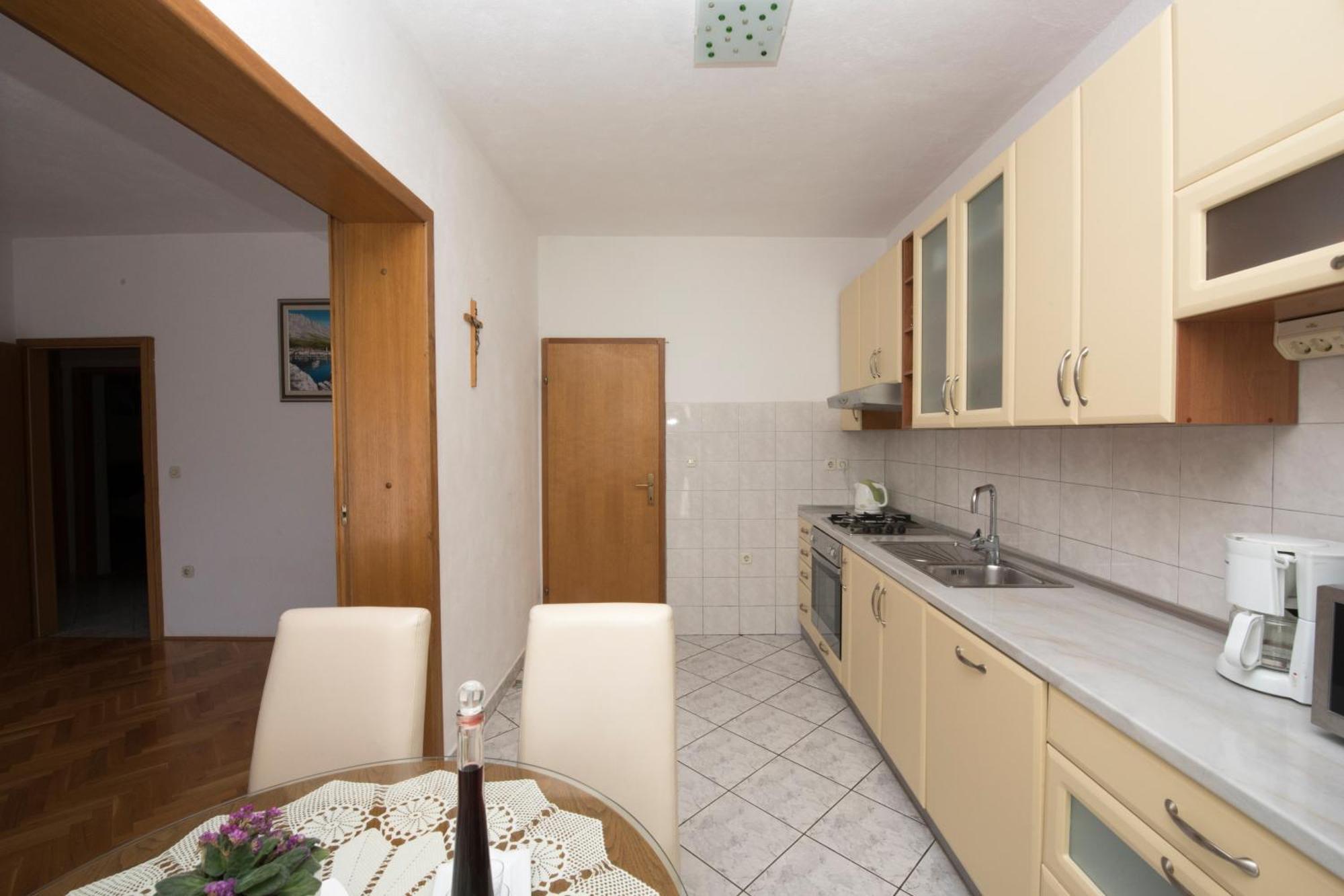 Apartments with a parking space Brela, Makarska - 16603 Rum bild
